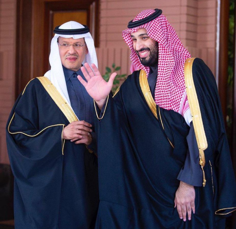 HRHMBNSALMAAN's tweet photo. صحيفة "ديلي إكسبريس" البريطانية:

#السعودية "تعلمنا من هو الزعيم".. صدمة نفطية جديدة تؤدي إلى التضخم وتتسبب في أزمة الرهن العقاري. 🇸🇦

أفضل أمل لدينا هو أن تقرر المملكة العربية السعودية أنها علمتنا جميعًا درسًا قاسيًا، وأن تخفف قبضتها.

في العام الماضي، أوضح الرئيس الأمريكي جو #بايدن أنه يعتبر تخفيضات الإنتاج بمثابة إهانة شخصية. وقال البيت الأبيض إنها خطوة جيوسياسية وستقوض المعركة ضد الرئيس الروسي فلادمير  بوتين.

من المرجح أن تكون المملكة العربية السعودية "راضية تمامًا" عن النتائج، وفقًا لبيارن شيلدروب، كبير محللي السلع في SEB. "لقد أظهر للسوق مرة أخرى من هو الزعيم".

من المؤكد أن سائقي السيارات يعرفون ذلك، حيث تجاوز سعر لتر البنزين الخالي من الرصاص الآن 150 بنسًا للمرة الأولى منذ شهر يناير.

لن نشعر بالألم عند المضخات فقط. كما أن ارتفاع أسعار النفط سيؤدي إلى ارتفاع كبير في التكاليف اليومية، بما في ذلك الغذاء.

وقد يكون ذلك أيضًا كارثة بالنسبة لأصحاب المنازل، مما يجبر بنك إنجلترا على الاستمرار في رفع أسعار الفائدة بينما يواصل معركته اليائسة للحد من التضخم.

وهذا من شأنه أن يؤدي إلى تفاقم أزمة الرهن العقاري اليوم، ورؤية المزيد من الناس يفقدون منازلهم.