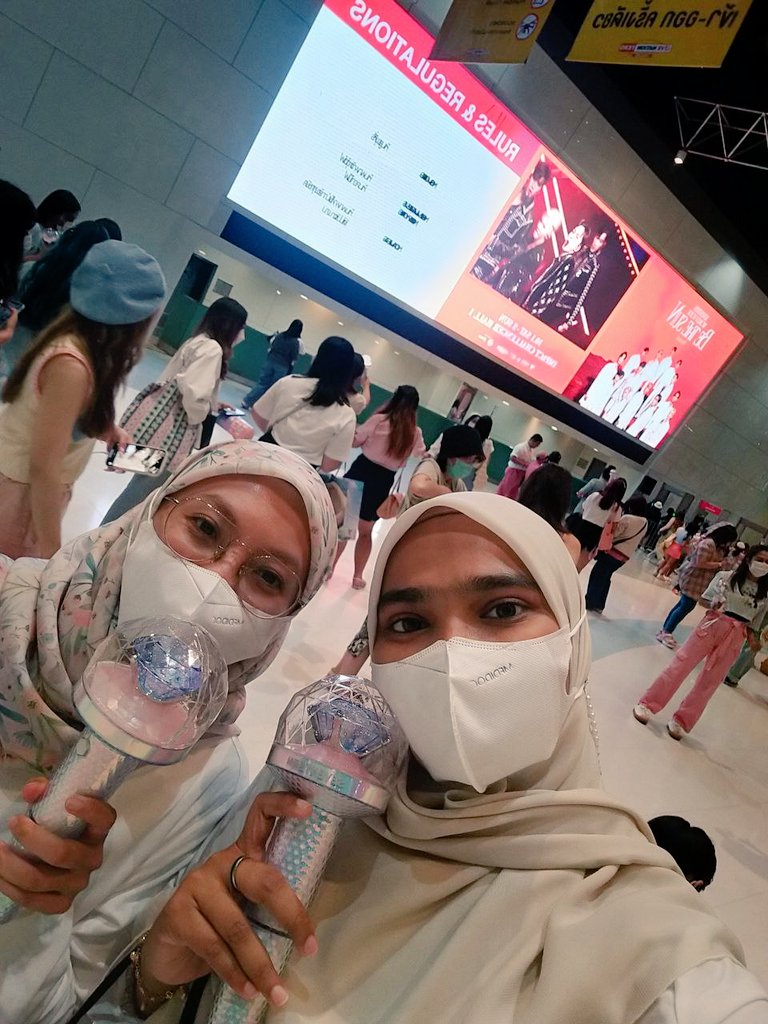 fatyz_17's tweet photo. SEOUL 🇰🇷! FOLLOW TO SEOUL 
BANGKOK 🇹🇭! BETHESUN BANGKOK
 @SyaheedaJahit
#SEVENTEEN https://t.co/1BiDLfaaNm