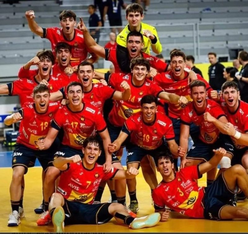 marcvidal's tweet photo. un recuerdo para la selección española de balonmano sub-21 que ganó el mundial hace un mes y seguro que ni te habías enterado... 👏🔥🙄 https://t.co/3rd1TvXmrP