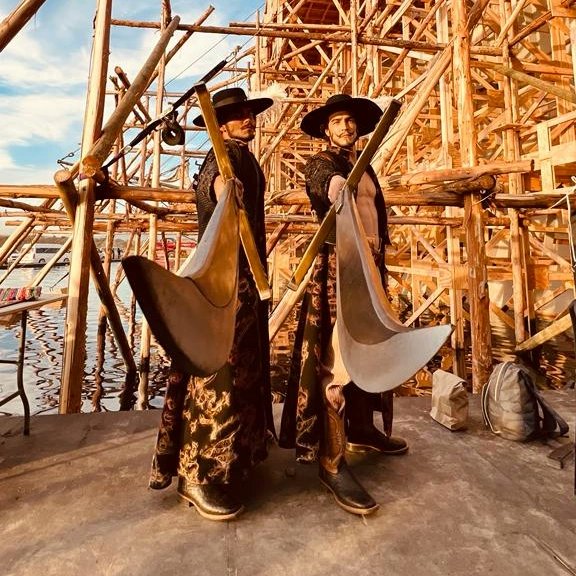 SteveWard101's tweet photo. Who'd pull a stunt like that. They did. I did.

Just a little appreciation post to the stunt team for their incredible work and all the days we spent training together.

Nap time now. https://t.co/WGkgpBq6cJ