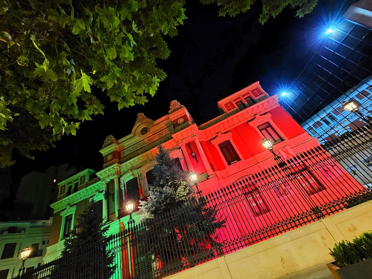 dipualba's tweet image. La #Feria late en el #Recinto, pero parte de nuestro corazón y de nuestros pensamientos están en #Marruecos.

El #PalacioProvincial duerme con los colores de esa bandera🇲🇦, en señal de solidaridad con el dolor de un país que llora la pérdida de miles de l@s suy@s en el terremoto.