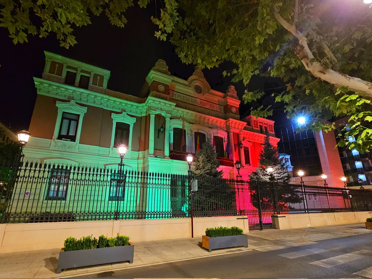 dipualba's tweet image. La #Feria late en el #Recinto, pero parte de nuestro corazón y de nuestros pensamientos están en #Marruecos.

El #PalacioProvincial duerme con los colores de esa bandera🇲🇦, en señal de solidaridad con el dolor de un país que llora la pérdida de miles de l@s suy@s en el terremoto.