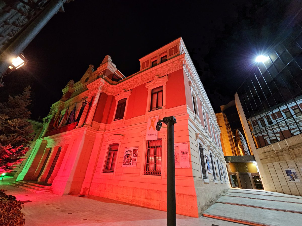 dipualba's tweet image. La #Feria late en el #Recinto, pero parte de nuestro corazón y de nuestros pensamientos están en #Marruecos.

El #PalacioProvincial duerme con los colores de esa bandera🇲🇦, en señal de solidaridad con el dolor de un país que llora la pérdida de miles de l@s suy@s en el terremoto.