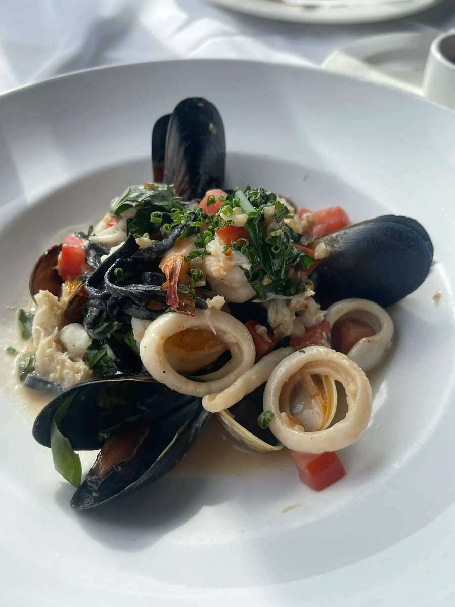 SophiaValintina's tweet photo. "Indulging in the delicious LA food scene during lunchtime! Bon appétit, LA!" #VMAs #LunchinLA #LAfoodie #BestLunchLA #LunchtimeLA #LunchinLosAngeles https://t.co/Xwehp0aFKn