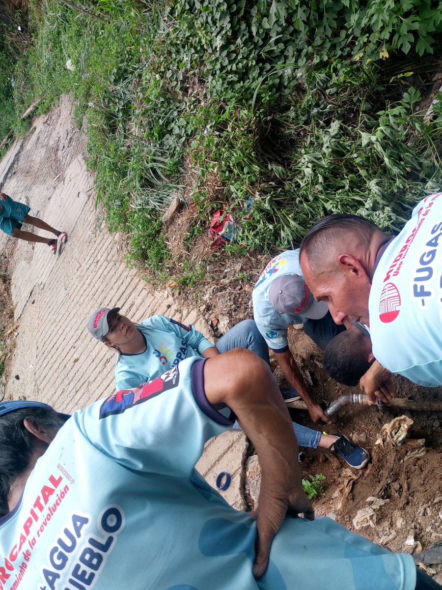 Hoy, la diligente brigada de @HidroCapital2 <a href="/minaguasoficial/">Ministerio del P.P. de Atención de las Aguas</a> reparó el tubo de agua blanca que beneficia al Sector Nueva Esperanza del <a href="/cc_clg/">C. C. Colinas de Loma Grande</a> en el km. 2 de la ctra. El Junquito, La Yaguara, Pq. El Paraíso, gracias al reporte por la <a href="/VenAppSocial/">Ven | App</a> y el #1x10DelBuenGobierno 👍🏻😃