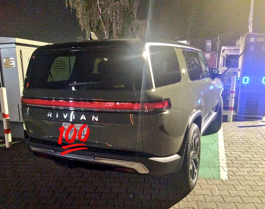 Der erste <a href="/Rivian/">Rivian</a> #R1S kurz nach der D Auslieferung in Stuhr beim laden gesichtet. 😍
Typisch amerikanisch riesig mit jede Menge Platz im 7 Sitzer mit 0 CO² Ausstoß.