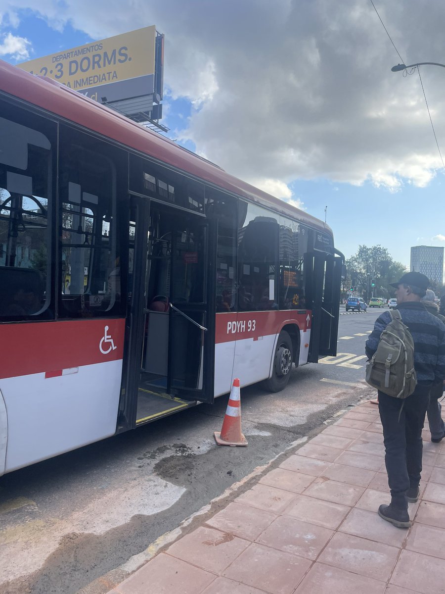 _sadbebe_'s tweet photo. @Transantiago empiecen a ver qué onda con la gente que maneja el recorrido de la 421, siempre la pura cagá. Por un par de pasajeros que se picaron a choro el chofer nos dejó botados. Dan un servicio de mierda. https://t.co/vlwAZAfqJ7