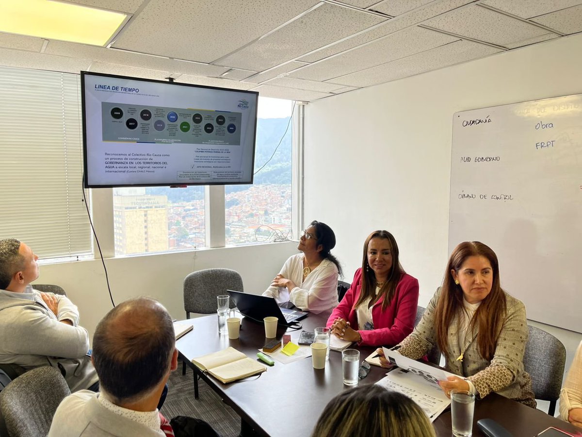 ProPacificoOrg's tweet photo. #Hoy junto a #PlataformaCaborativaRíoCauca, @DNP_Colombia, @MinAmbienteCo y @Minvivienda, nos reunimos en una mesa de trabajo. Este espacio tiene como propósito aunar esfuerzos técnicos y económicos para la #PTARCañaveralejo y el Plan de restauración para la cuenca alta del #RíoCauca, priorizados en el PND 2022-2026.