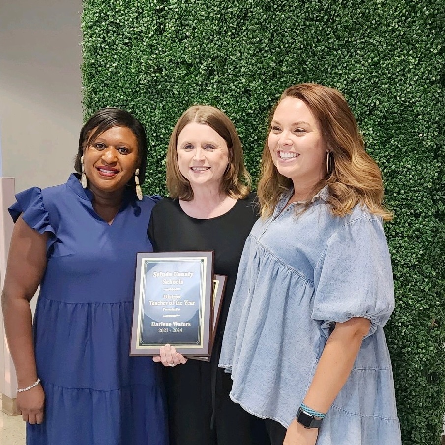 ymoore03's tweet photo. Congratulations to @saludaschools Teachers of the Year and District Teacher of the Year, Darlene Waters. https://t.co/9vKmz2CahL