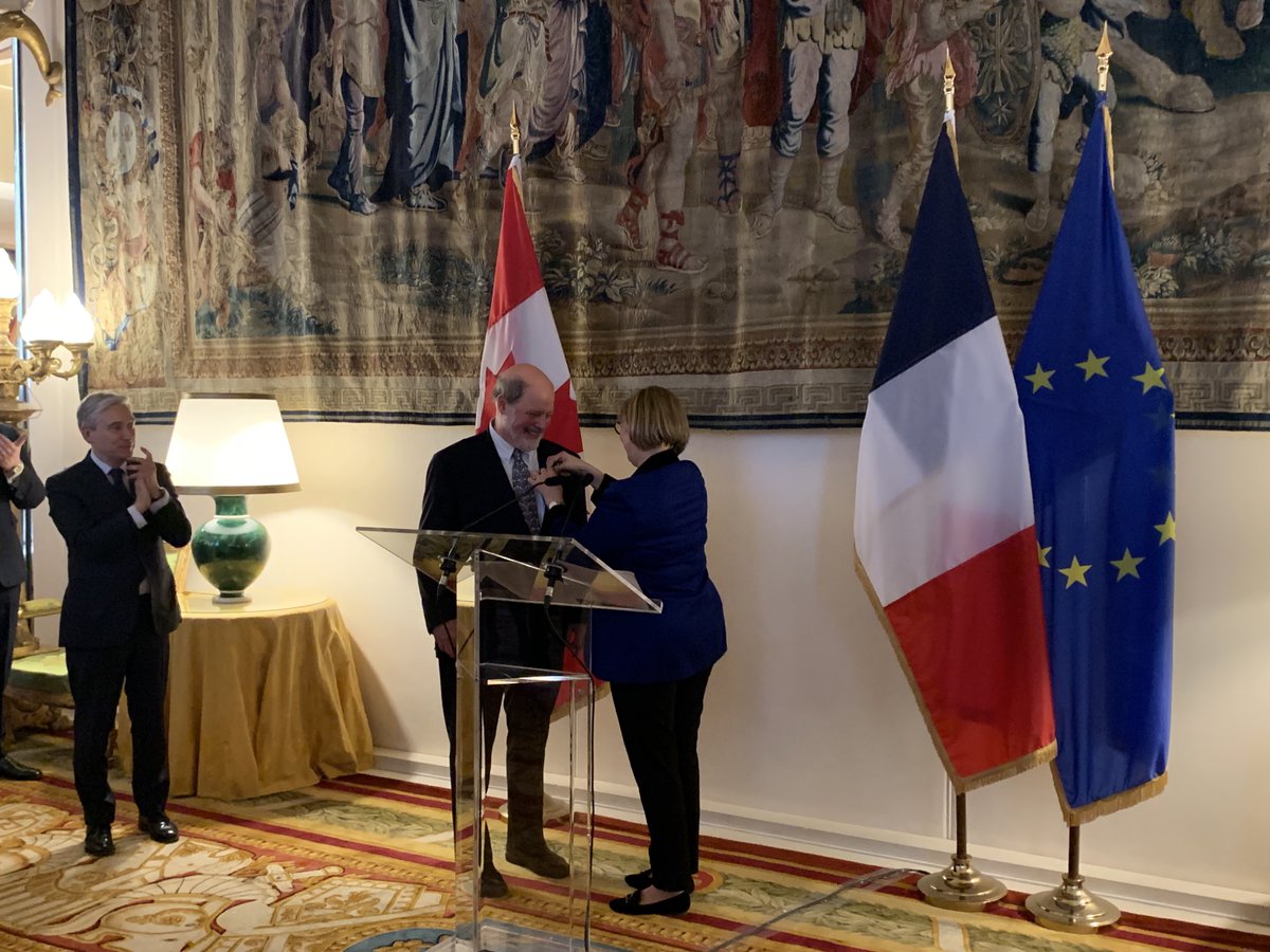 MitacsCanada's tweet photo. Retour sur les Palmes académiques décerné à notre PDG! Bravo! @johnwhepburn a reçu ce prix pour la contribution de Mitacs au renforcement de la relation scientifique France-Canada. @FP_Champagne @sretailleau @franceaucanada @SciChefCan https://t.co/QQw4ZrZlBg