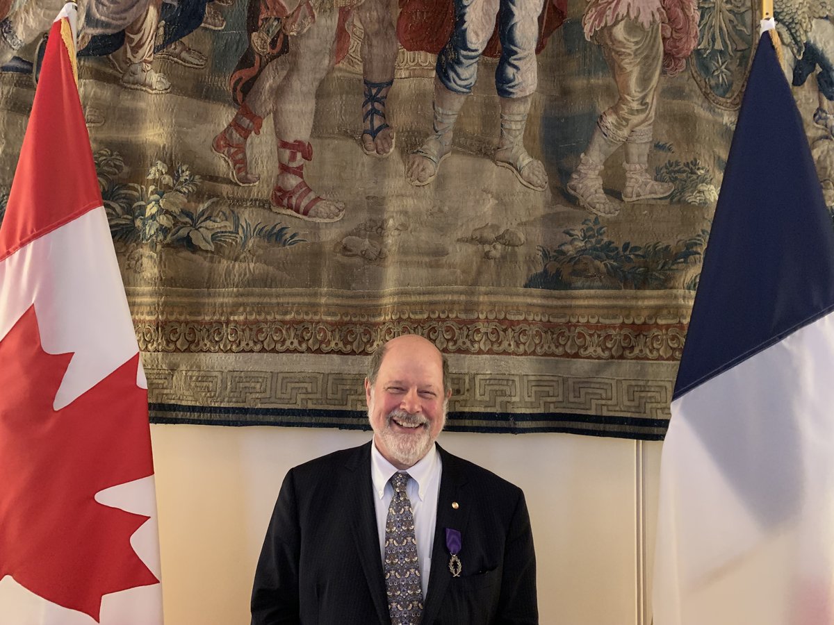 MitacsCanada's tweet photo. Retour sur les Palmes académiques décerné à notre PDG! Bravo! @johnwhepburn a reçu ce prix pour la contribution de Mitacs au renforcement de la relation scientifique France-Canada. @FP_Champagne @sretailleau @franceaucanada @SciChefCan https://t.co/QQw4ZrZlBg
