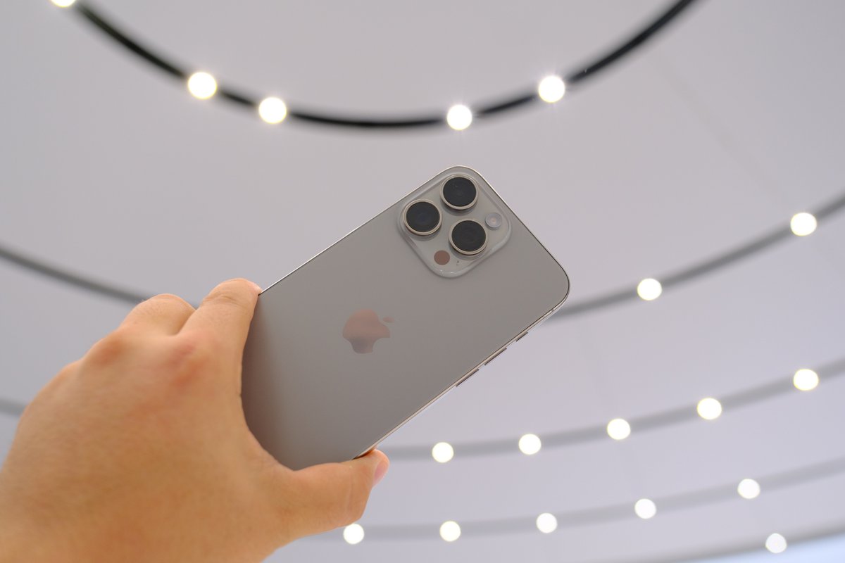 iPhone 15 Pro Max ナチュラルチタニウム。 ❤️チタン萌えの自分