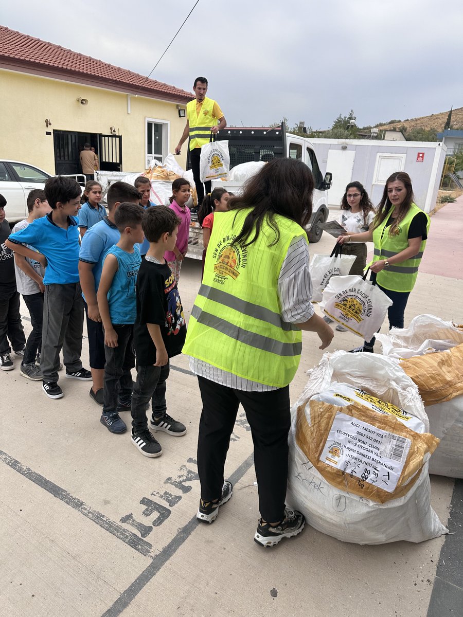 sevindirder's tweet photo. Hatay / Kırıkhan 

İmece İlkokulu 

İlk durağımız depremde 130 hanesinden 80 hanesi yıkılan Kurtlusoğuksu mahallesinde bulunan İmece İlkokulu oldu. Okulun öğrencileriyle bir araya gelip kırtasiye setlerini hediye etttik 🌸 https://t.co/AJRDvE6weQ