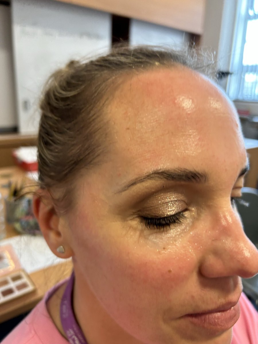 Profess58372614's tweet photo. Last week we enjoyed teaching make up to the Falkirk High pupils.  We are looking forward to this weeks make up lesson. @FalkirkHigh #falkirkhighschool @FHS_Success #makeupartist #vocationaltraining #professionalsalontraining https://t.co/7OxOA0gaka