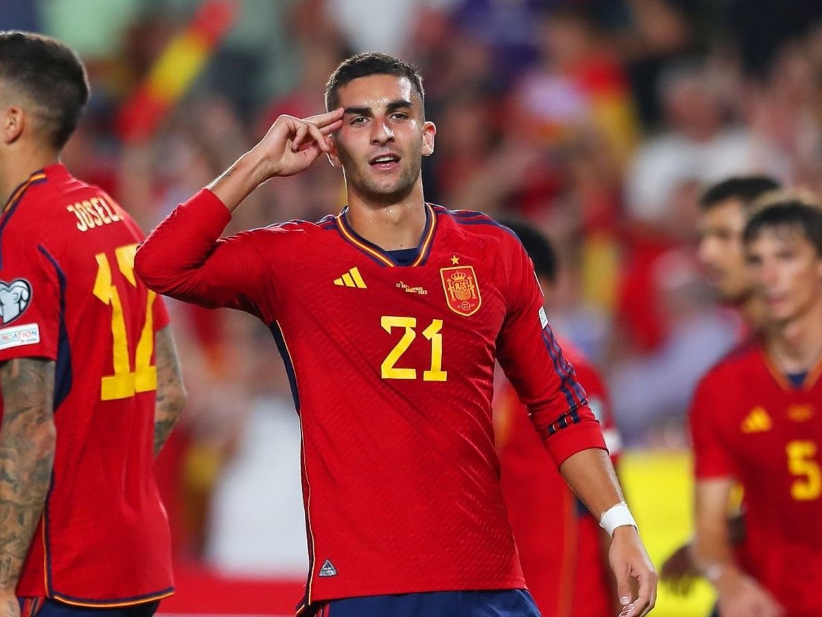 “Sentí que había caído en un pozo sin fondo. Jamás me había derrumbado tanto. Me puse en manos de un psicólogo. Suelo ir 1-2 veces por semana. Mi familia también me ayudó, tengo un entorno muy sano. Le prometí a Xavi que volvería a ser yo.”

— Ferran Torres en febrero de este año