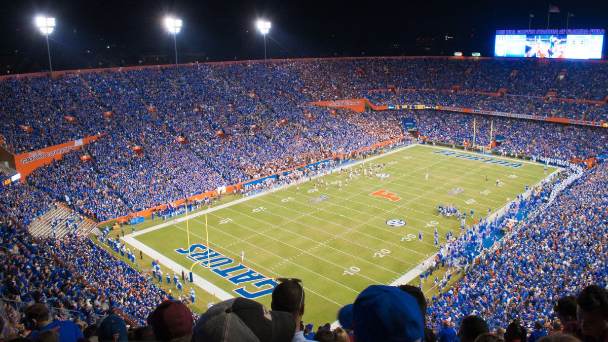 delatorre's tweet photo. Billy Napier encourages #Gators fans to wear blue on Saturday night

https://t.co/6O28LqipHS https://t.co/HsxB4t3r0u