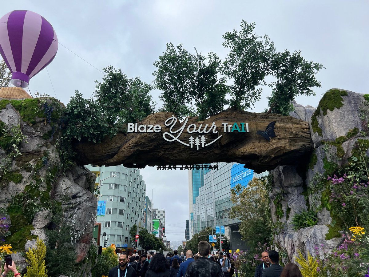 LizanneKiel's tweet image. Blaze your Trail with #salesforceai at #DF23 🤠 What&apos;s been your favorite part so far?