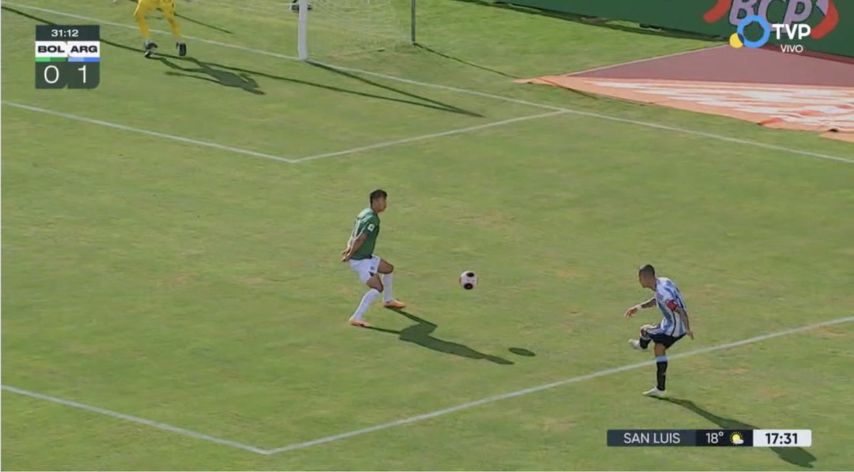 esloren's tweet photo. el centro de Fideo Di María 
y te aparece de la nada como un fantasma en La Paz
en posición de 9 p/ definir Enzo, sí, Enzito Fernández pone el 1-0 vs Bolivia
,
,
Sin Messi pero c/Dibu, Cuti, Otamendi, De Paul, Alexis, Julián, la scaloneta te liquida y eclipsa hasta un #AppleEvent https://t.co/PzJEXM3tQ7