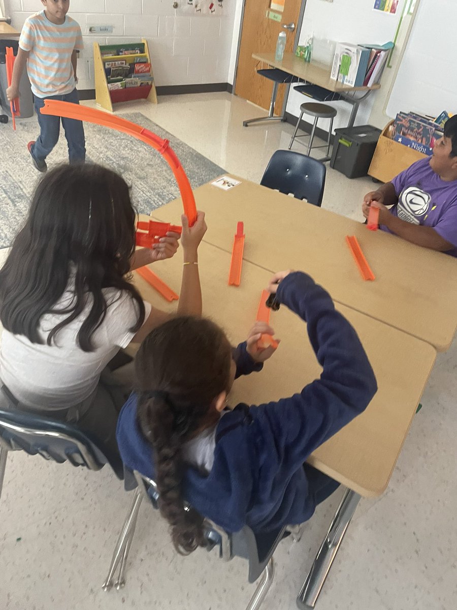 MsCleer's tweet photo. Some friends learned through inquiry that even though the loop is cool, it takes up too much energy and their car didnโt go as far! #InquiryLearning #ConcreteLearning https://t.co/qEfMK6mtxK