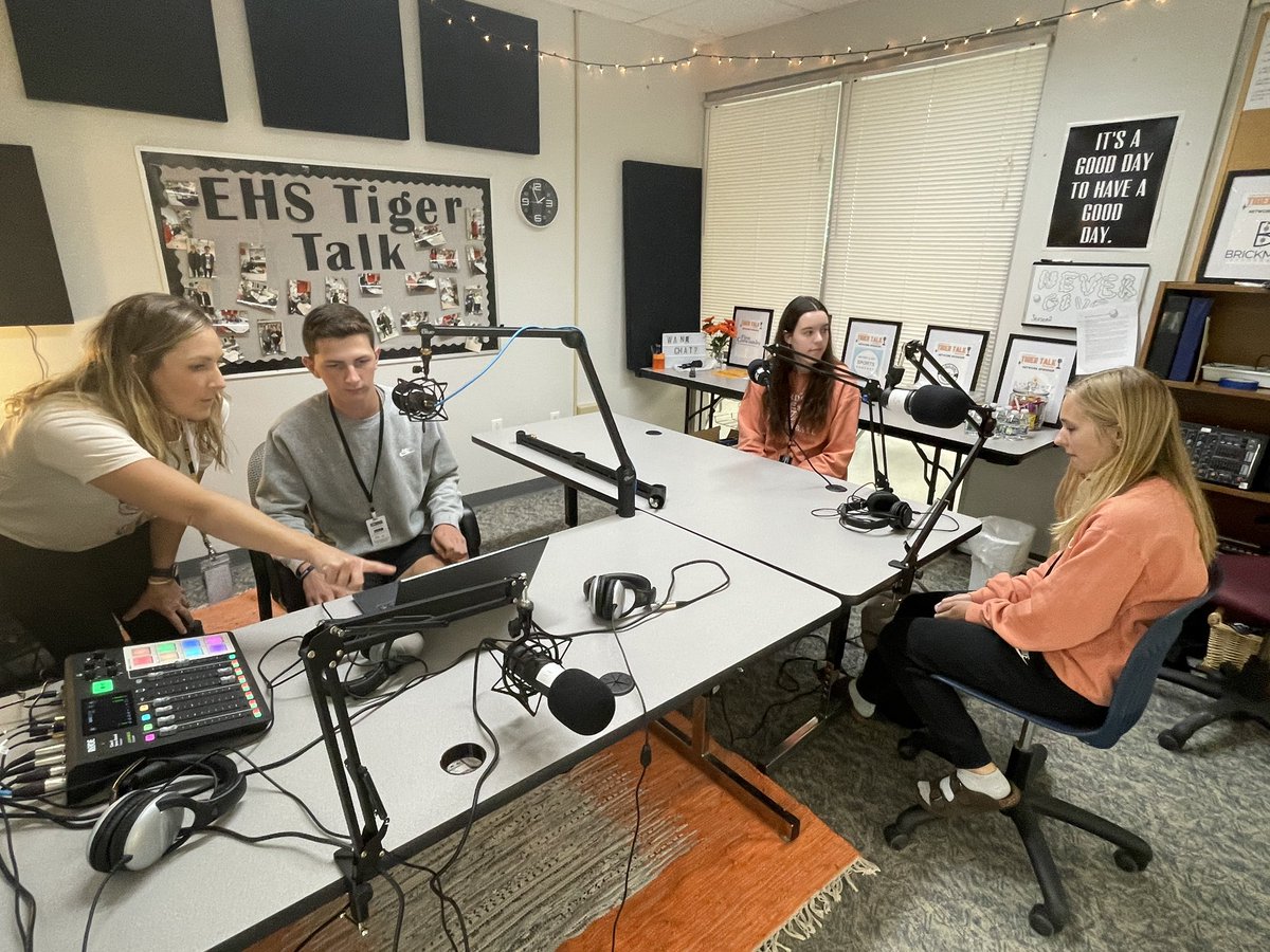 ILPFoundation's tweet photo. We got to visit with great students and educators today during visits with journalism grant checks from @ILFarmBureau and the Foundation to Edwardsville, Carlyle, Harrisburg and Carterville. https://t.co/JmNze63LLA