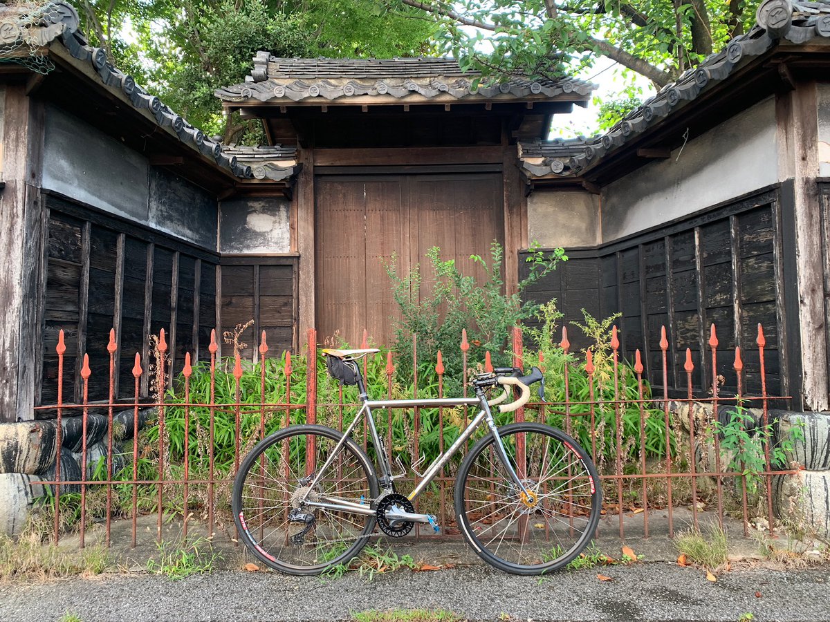 MULLERjapan's tweet photo. 金属美
鉄の柵の情緒とステンレスバイクの存在感。
つい、遠くまで走ってしまう衝動に駆られ、ここまできてしまう。
#crescent
#newmodel
#custommadefortouring
#zcouplers
#reynolds931
#stainlesssteel #roadbikes #gravelbikes #touringbike #titaniumfork #rimbrake #discbrake https://t.co/EvCEdp0q1E