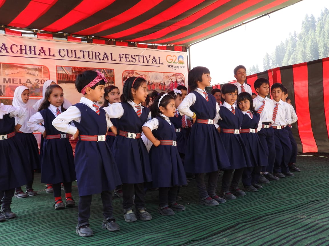 Aftabkg49's tweet photo. #MachhalCulturalFestival was celebrated with great fanfare and #enthusiasm were organized and conducted by the villagers with the support of #IndianArmy. #GeneralofficerCommanding, #VajrDivision was the chief guest for the #MachhalCulturalFestival. https://t.co/nEWuTrViAp