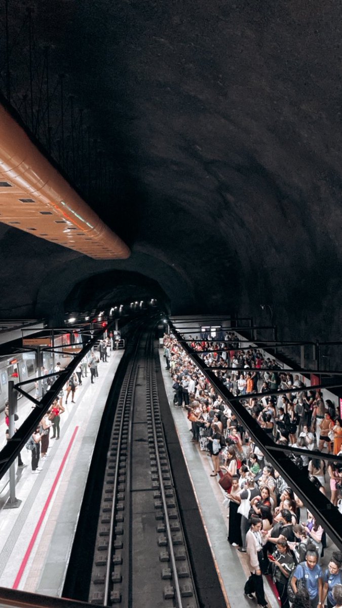 Metrô não consegue seguir viagem, todo mundo obrigado a desembarcar. General Osório sentido Jardim Oceânico.
<a href="/metro_rio/">MetrôRio</a> <a href="/LeiSecaRJ/">Lei Seca RJ</a> #bdrj <a href="/g1rio/">g1 Rio</a>