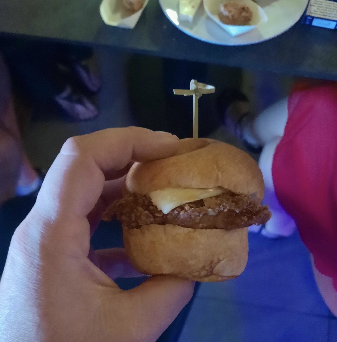 Maximus_0812's tweet photo. Mmm 😋 looks so good, ppl trying out @wellyfriends chicken. Btw all of that is healthy fresh. Chicken is from local farm, fresh fries, homemade bun and sauces. Ppl at the #WellyBytes event eating good. Wish I was there 🫶. #WellyFriends https://t.co/0U7ymkNFmX