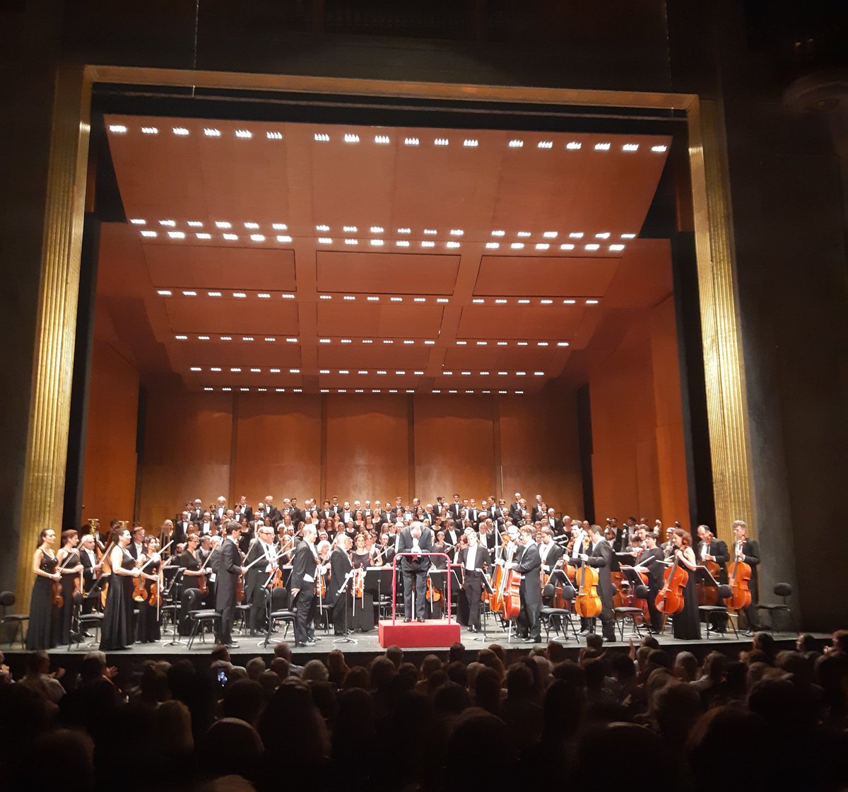 Viva Verdi 😍 Le @TCEOPERA nous emmène en Italie avec Riccardo Chailly, l'Orchestre et Le Choeur du @teatroallascala dans un programme 100% Verdi. Et bien sûr, ils savent faire ça mieux que personne !