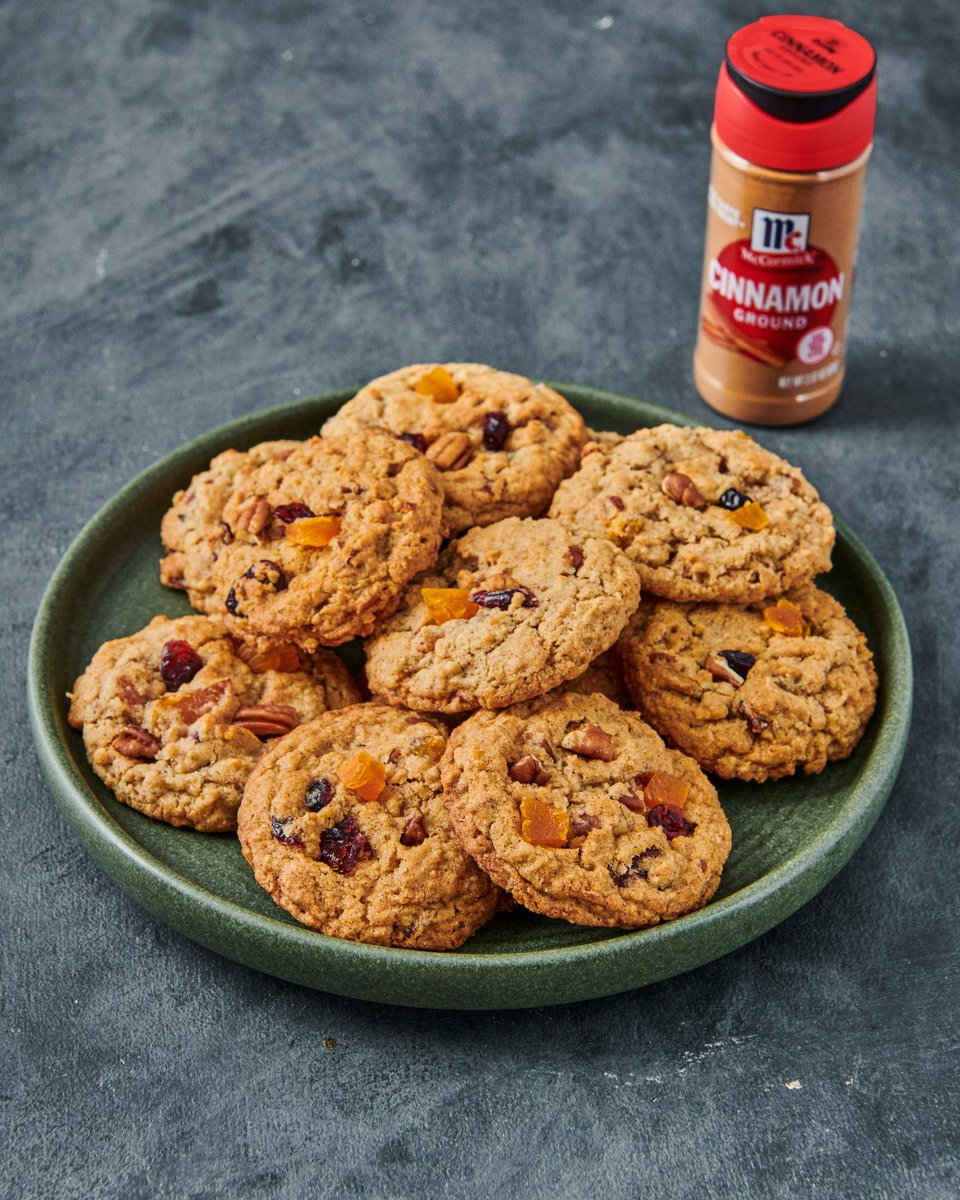 Made with Ground Cinnamon, pecans, and cranberries, these Harvest Oatmeal Cookies are sure to get you excited for fall! 🍪 

Get the recipe: ow.ly/nSN750PKMYZ