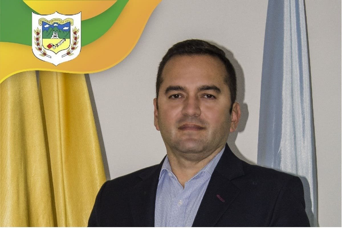 La Procuraduría ordenó la apertura de una investigación disciplinaria contra el alcalde de Restrepo, Valle, Armando Vélez Vélez, por adjudicar de manera directa un contrato para modernizar el servicio de alumbrado público, y extralimitarse en el valor autorizado.