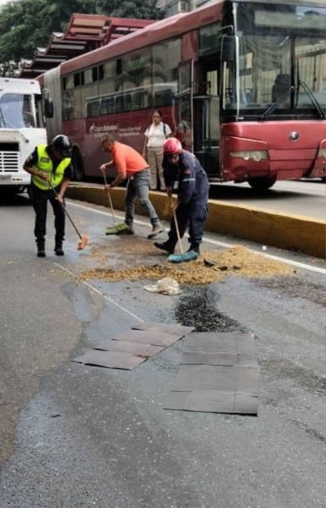 CPabloPalacios's tweet photo. Efectivos del Cuerpo de @bomberos_dc atienden en la Parroquia San José, Av. Fuerzas Armadas, estación de #BusCcs El Socorro tratándose de un derrame de combustible (GASOIL). Recolectando el líquido, con material absorbente, mitigando el peligro existente.
#MundoPluripolar https://t.co/FIAfSxKJ24