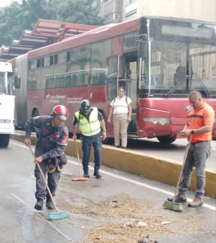 CPabloPalacios's tweet photo. Efectivos del Cuerpo de @bomberos_dc atienden en la Parroquia San José, Av. Fuerzas Armadas, estación de #BusCcs El Socorro tratándose de un derrame de combustible (GASOIL). Recolectando el líquido, con material absorbente, mitigando el peligro existente.
#MundoPluripolar https://t.co/FIAfSxKJ24