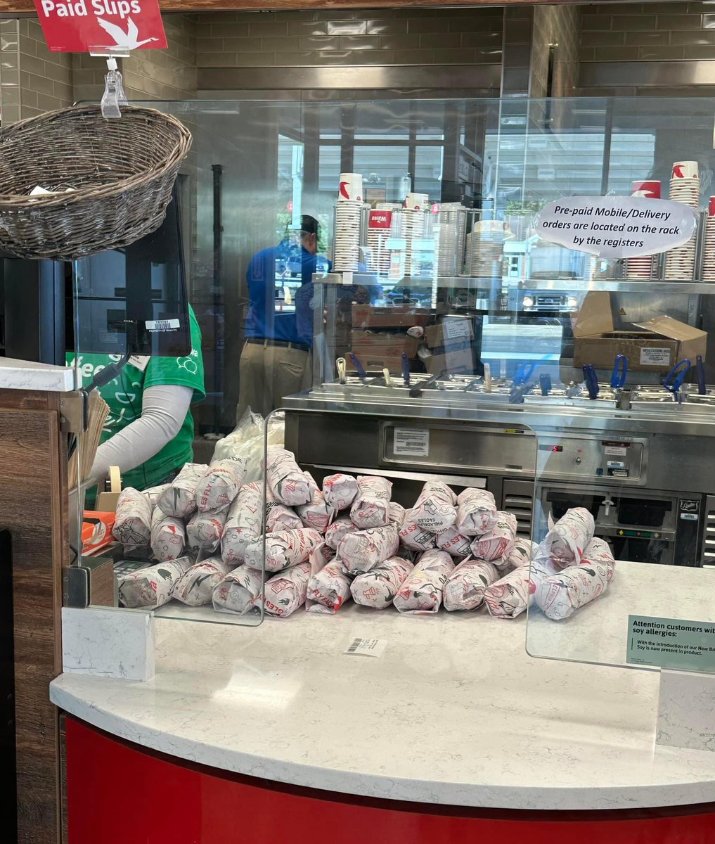 Wawa on 100 &amp; 401 making hundreds of sandwiches for those first responders in the manhunt. Big props #DaneloCalvacante #danelocavalcante