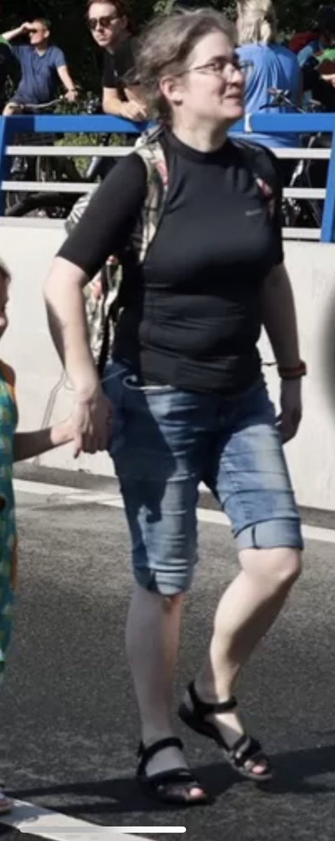 riooljournalist's tweet image. Goedenavond!
Deze schmutzige  ongeschoren naar zweet meurende grondzitter neemt een kind van 6 mee naar de #ExtinctionRebelion demonstratie in Den Haag. En dan zijn andersdenkenden  domrechts?!
Links heeft hulp nodig!📣

#A12 #Utrechtsebaan #Op1 #Gideon #Jetten #Timmermans #PvdD