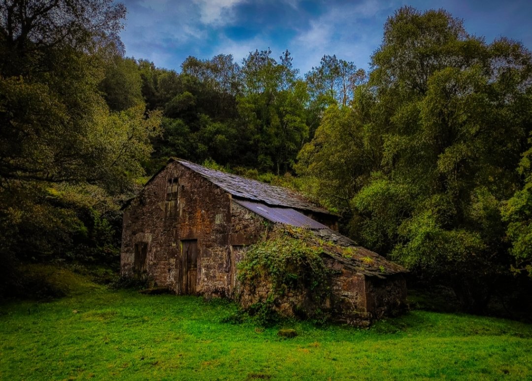 Pareceume fermoso este sitio. É un muíño. Agardo que vos guste.