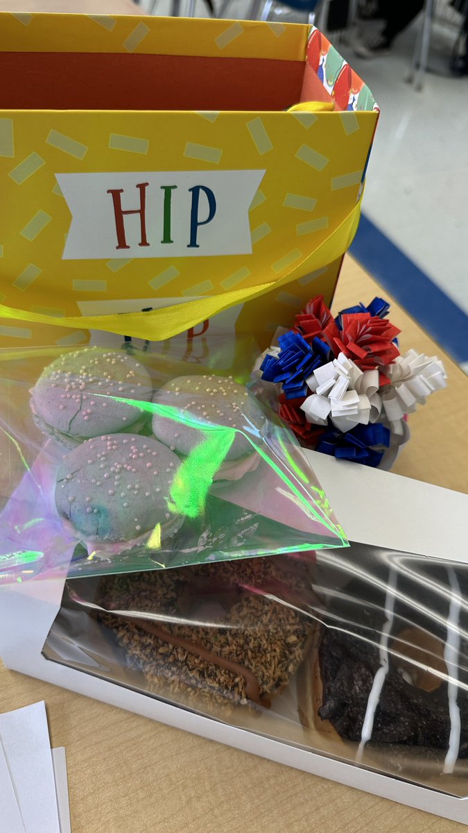 Mes élèves sont les meilleurs !
My students are the best!  Macarons were the best birthday gift !
#happyteacher #gorams