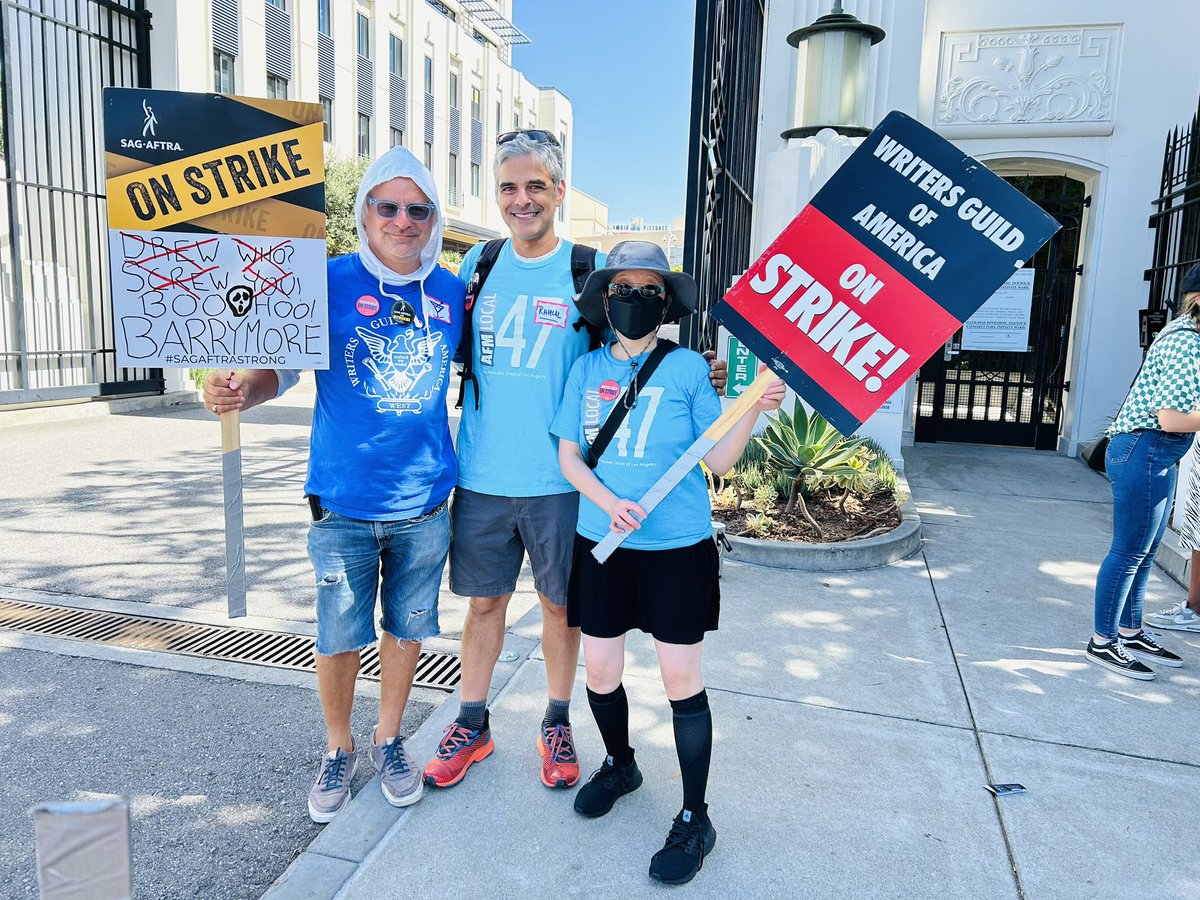 #PencilsDownForYoo ✏️No violin today from @AFMLocal47 musician Yoo! 🎻Instead @WGAWest writer Yoo had my hands full carrying a picket sign, getting steps in & bonding w/#WGA @stevenmartini 🍸& #AFM47 🎼Rahul Neuman #WGAStrong #SAGAFTRAStrong #IATSEStrong #AFM47Strong #solidarity