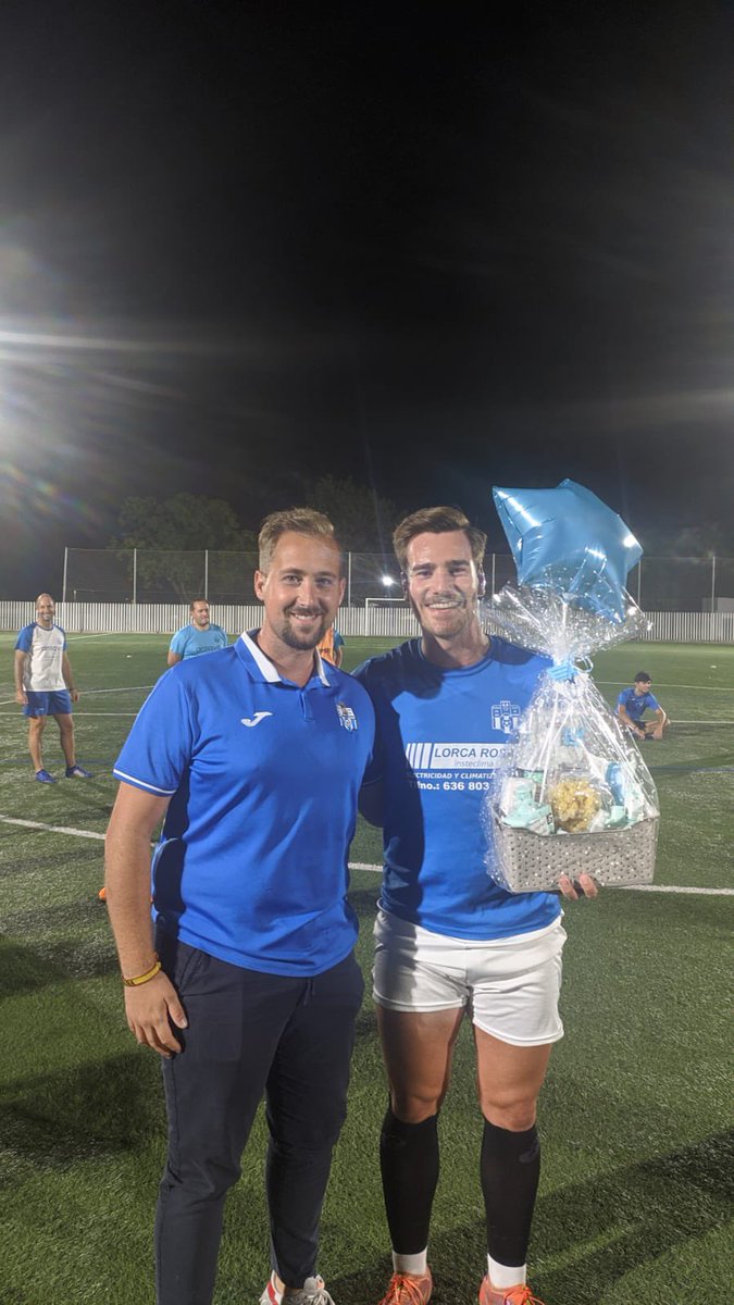 alcala_rio's tweet photo. El #AlcaládelRíoCF ha querido obsequiar a nuestro @MoratoAlvaro por su reciente paternidad. 

¡Que lo disfrutéis familia! 🤗🥰

#AlcaládelRíoCF🔵⚪️ #50RazonesParaVolver https://t.co/MFnq9glPjQ