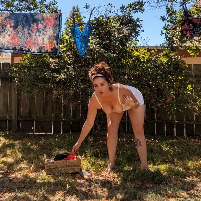 I have a lot of laundry to prepare for my trips to LA + NYC. Link in bio if you want to help fold my