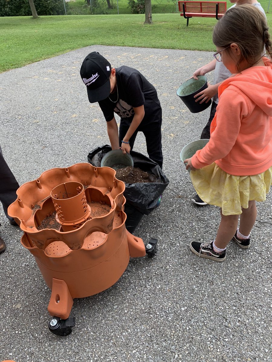 GRADE 4/5 (@rowsomeedu) on Twitter photo What a day! We set up our plants today! We are planting radishes and some spinach. We are very excited! Hmm 🤔 I wonder what we should do with our harvest afterward? A big thank you to <a href="/SpaceSimonM/">Simon McMillan</a> #classroomgardens What a day! We set up our plants today! We are planting radishes and some spinach. We are very excited! Hmm 🤔 I wonder what we should do with our harvest afterward? A big thank you to <a href="/SpaceSimonM/">Simon McMillan</a> #classroomgardens