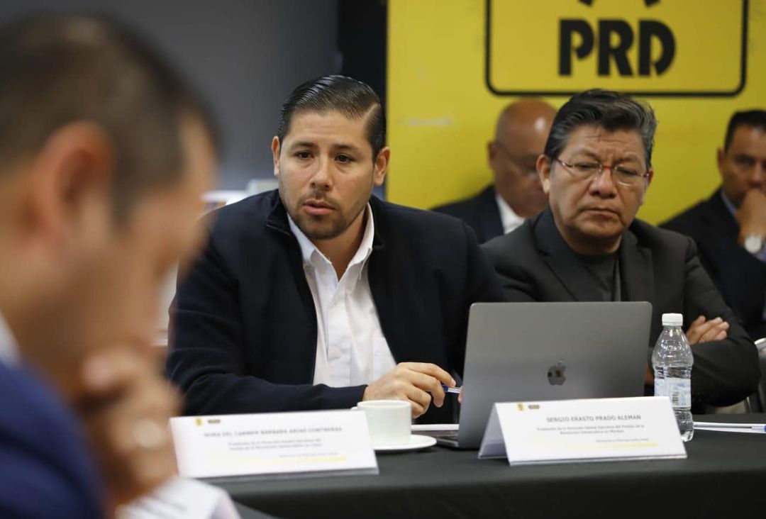 Matias_QM's tweet photo. Esta mañana junto con Sergio Prado, acudimos a la convocatoria de @Jesus_ZambranoG y @AdrianaDiazPRD dirigentes del @PRDMexico, en dónde se abordaron temas de análisis de cara a las próximas elecciones de 2024.

#MatíasQuirozMedina #Morelos #PRDMorelos #PRD #Ruta2024 https://t.co/fDQOJ9FSNx