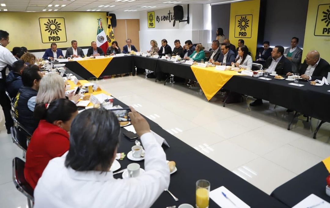 Matias_QM's tweet photo. Esta mañana junto con Sergio Prado, acudimos a la convocatoria de @Jesus_ZambranoG y @AdrianaDiazPRD dirigentes del @PRDMexico, en dónde se abordaron temas de análisis de cara a las próximas elecciones de 2024.

#MatíasQuirozMedina #Morelos #PRDMorelos #PRD #Ruta2024 https://t.co/fDQOJ9FSNx