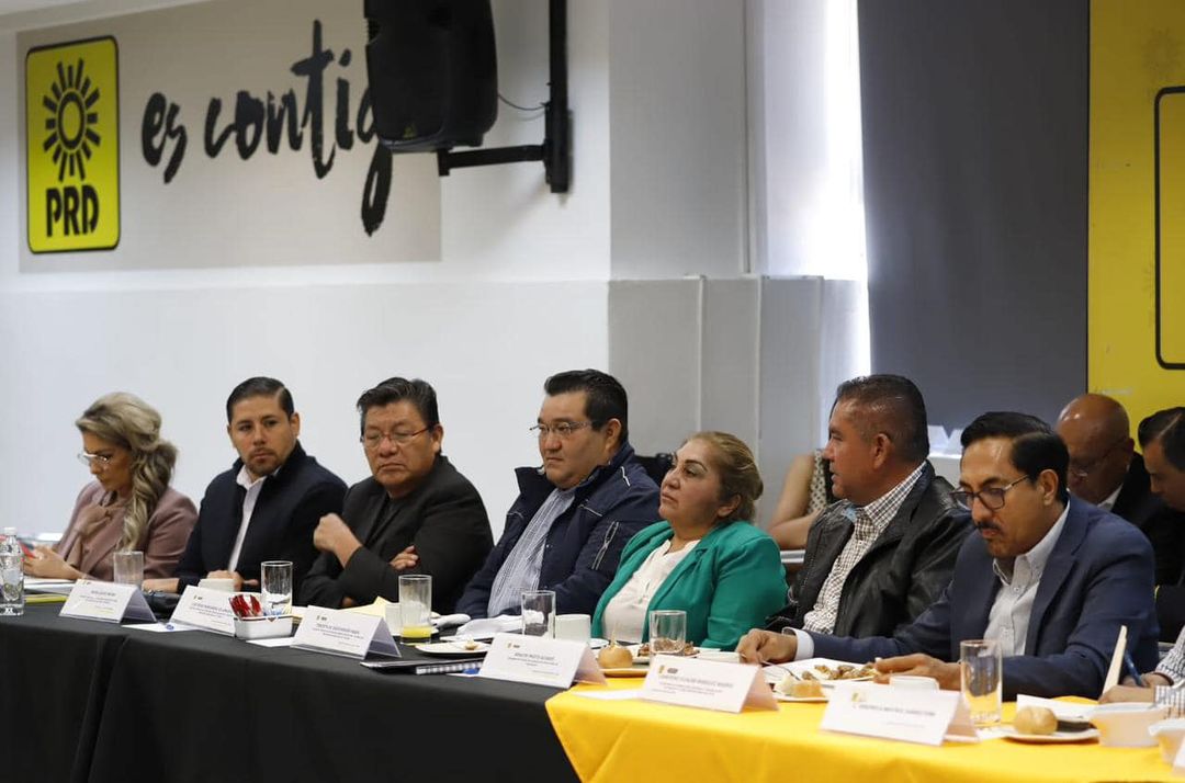 Matias_QM's tweet photo. Esta mañana junto con Sergio Prado, acudimos a la convocatoria de @Jesus_ZambranoG y @AdrianaDiazPRD dirigentes del @PRDMexico, en dónde se abordaron temas de análisis de cara a las próximas elecciones de 2024.

#MatíasQuirozMedina #Morelos #PRDMorelos #PRD #Ruta2024 https://t.co/fDQOJ9FSNx