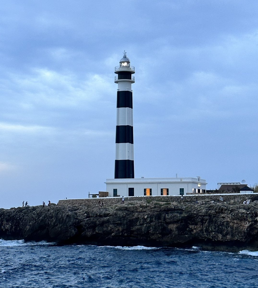 Faro entre la niebla viento de cara ✨