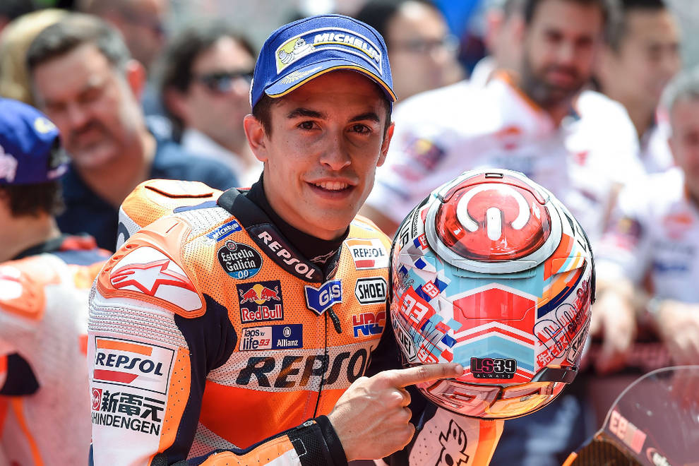 alwaysls39's tweet photo. Marc Márquez homenajeando a Luis Salom en Montmeló 2016💜
#alwaysls39 https://t.co/SeZwQNcWfG