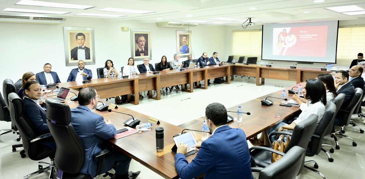 RodrigMarchena's tweet photo. |ANJE visita a Abel Martínez en Casa Presidencial PLD|
Directivos de la Asociación Nacional de Jóvenes Empresarios (ANJE) encabezados por su presidente Jaime Senior y su directora ejecutiva, Sol Disla, giraron esta tarde una cordial visita al candidato presidencial del PLD. 

Igualmente, por ANJE, Karina Mancebo, su vicetesorera.

En el encuentro, ANJE presentó los hallazgos del estudio “El votante joven dominicano y su impacto en la consolidación de la democracia”.

Abel Martínez valoró la calidad del estudio que permite afianzar la calidad de la mirada receptiva e inclusiva hacia los jóvenes.

El presidente de ANJE celebró y agradeció la acogida, deseando crear espacios de diálogo con el PLD con el propósito de sensibilizar en la construcción de políticas públicas duraderas.

El líder de la oposición ofreció articular mesas de trabajo conjuntas sobre los temas de interés de ANJE  y de otros como el emprendurismo y el financiamiento.

"Felicitamos que ustedes (ANJE) no quieran estar en las gradas, sino en el terreno de juego. No hay que subirse en una patana ni ponerse una gorra para desear que la República Dominicana vaya por buen camino", enfatizó.

Por el PLD, presentes: su secretario general, Charlie Mariotti; el coordinador de Campaña, Andrés Navarro; jefe de Gabinete, Johnny Pujols; voceros legislativos Iván Lorenzo y Luis Henríquez; Carolina Wegmuller, coordinadora de Jóvenes con Abel y Edwin Espinal, coordinador Sector Externo con Abel.

Igualmente, los dirigentes Enrique Ramírez, José Hazim Frappier, Guarocuya Félix, Anina del Castillo, Yineuri Díaz, Frank Olivares, Hernán Paredes y Roberto Rodríguez Marchena.