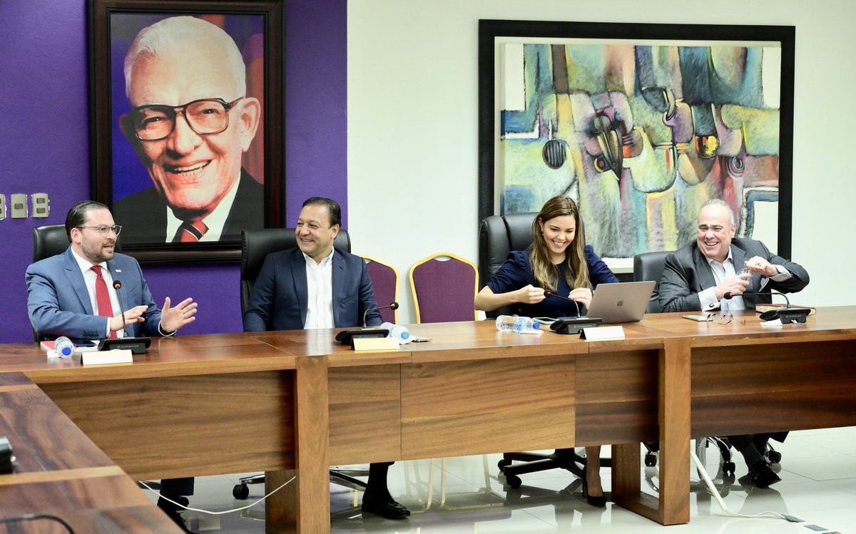RodrigMarchena's tweet photo. |ANJE visita a Abel Martínez en Casa Presidencial PLD|
Directivos de la Asociación Nacional de Jóvenes Empresarios (ANJE) encabezados por su presidente Jaime Senior y su directora ejecutiva, Sol Disla, giraron esta tarde una cordial visita al candidato presidencial del PLD. 

Igualmente, por ANJE, Karina Mancebo, su vicetesorera.

En el encuentro, ANJE presentó los hallazgos del estudio “El votante joven dominicano y su impacto en la consolidación de la democracia”.

Abel Martínez valoró la calidad del estudio que permite afianzar la calidad de la mirada receptiva e inclusiva hacia los jóvenes.

El presidente de ANJE celebró y agradeció la acogida, deseando crear espacios de diálogo con el PLD con el propósito de sensibilizar en la construcción de políticas públicas duraderas.

El líder de la oposición ofreció articular mesas de trabajo conjuntas sobre los temas de interés de ANJE  y de otros como el emprendurismo y el financiamiento.

"Felicitamos que ustedes (ANJE) no quieran estar en las gradas, sino en el terreno de juego. No hay que subirse en una patana ni ponerse una gorra para desear que la República Dominicana vaya por buen camino", enfatizó.

Por el PLD, presentes: su secretario general, Charlie Mariotti; el coordinador de Campaña, Andrés Navarro; jefe de Gabinete, Johnny Pujols; voceros legislativos Iván Lorenzo y Luis Henríquez; Carolina Wegmuller, coordinadora de Jóvenes con Abel y Edwin Espinal, coordinador Sector Externo con Abel.

Igualmente, los dirigentes Enrique Ramírez, José Hazim Frappier, Guarocuya Félix, Anina del Castillo, Yineuri Díaz, Frank Olivares, Hernán Paredes y Roberto Rodríguez Marchena.