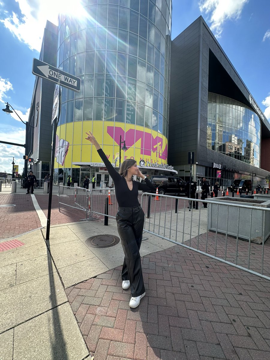 Lista para ver a SHAKIRA!!!!!! #VMAs #ShakiraVanguardAward