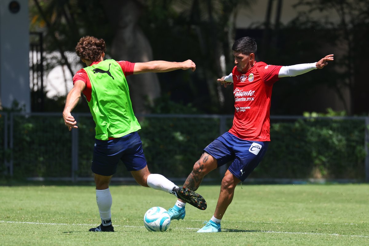 Today's training in 1️⃣ word: 

⚔️ INTENSE 🔥

👊🏼 This is the only way to work towards #ElClásicoDeMéxico 🇲🇽